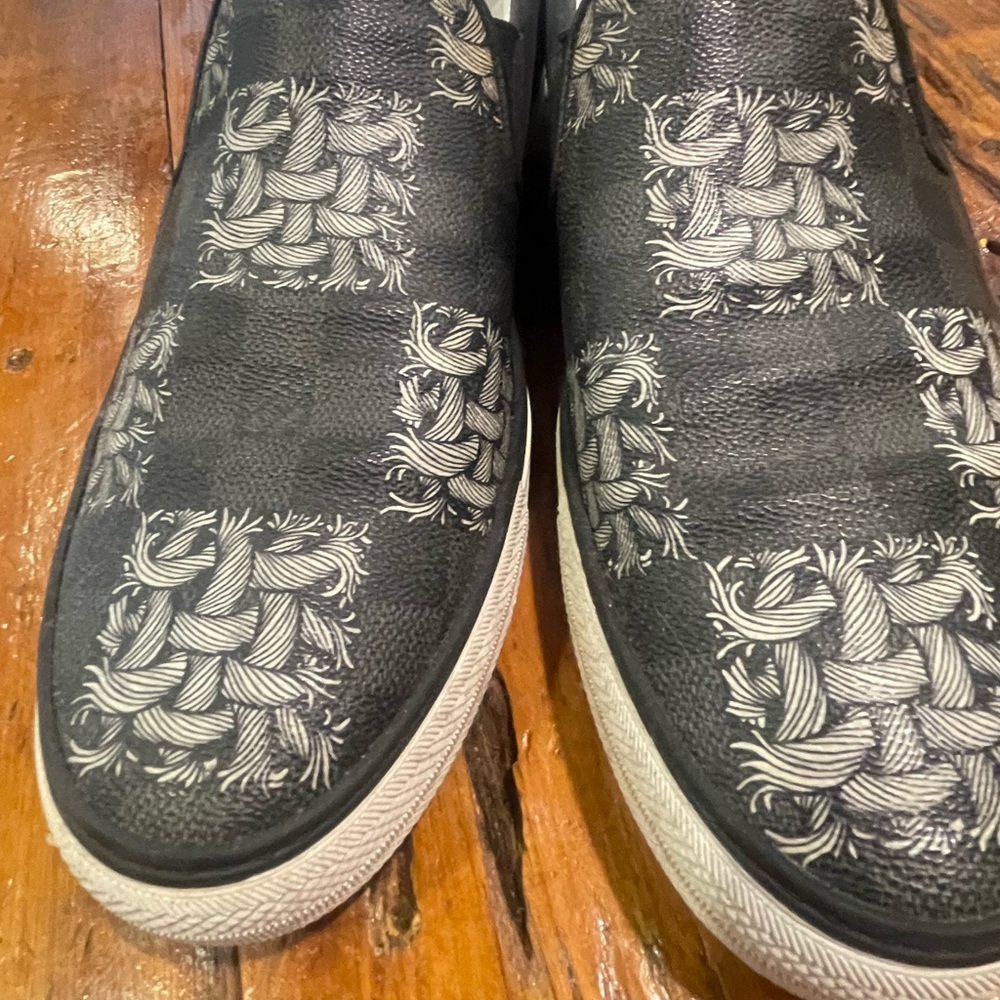 LIKE NEW LOUIS VUITTON slip on boat shoes! Perfect for summer!